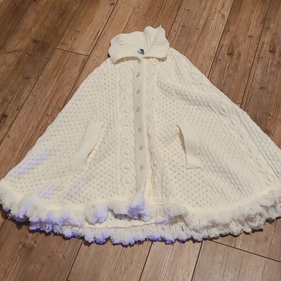 Wintuk Sweaters - Vintage cream colored shawl by Wintuk